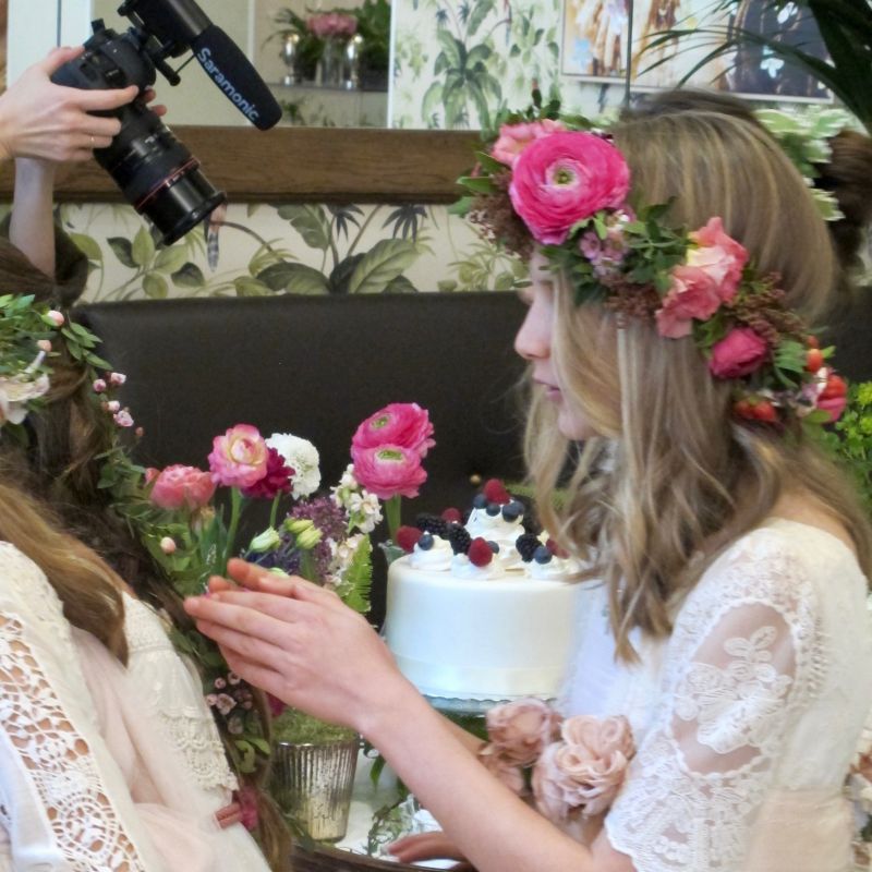 Coronita de flores en tonos vivos