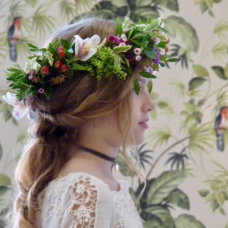 Coronita con flores silvestres