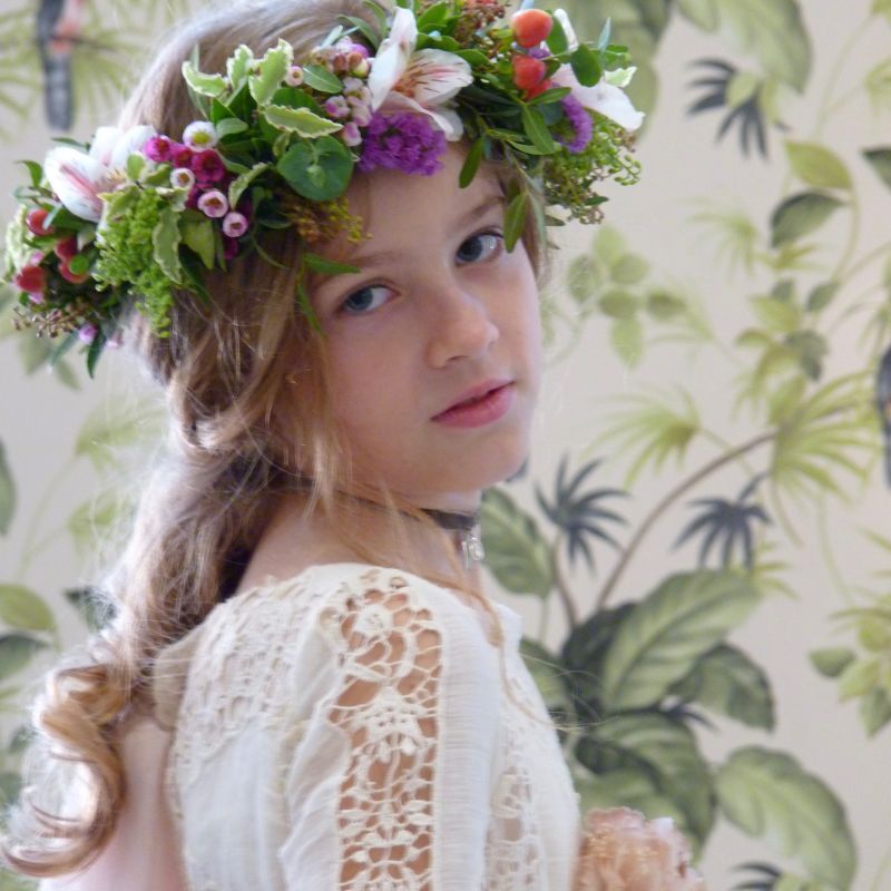 Coronita con flores silvestres