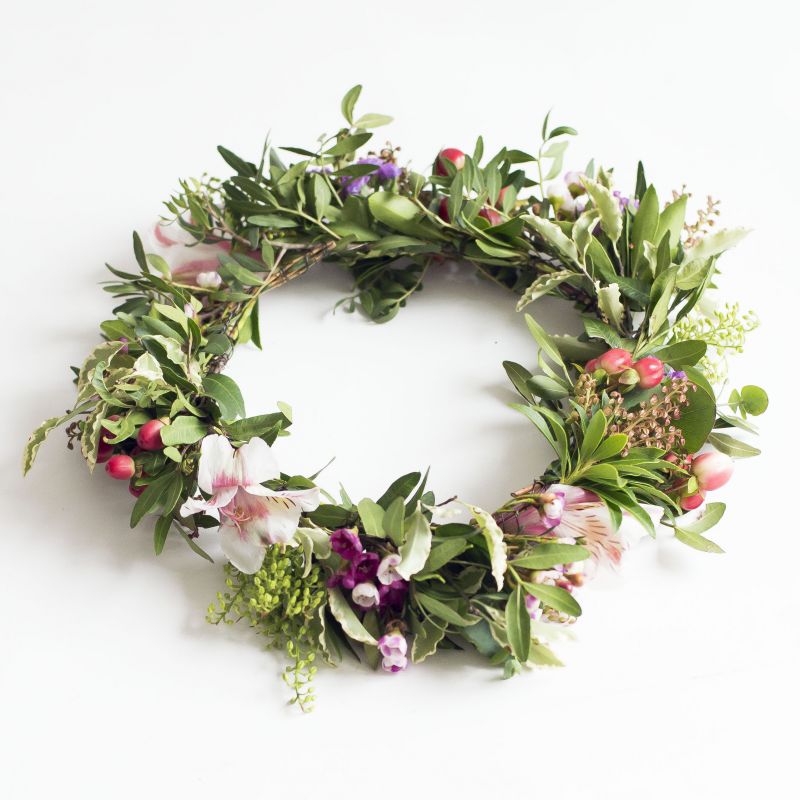 Coronita con flores silvestres