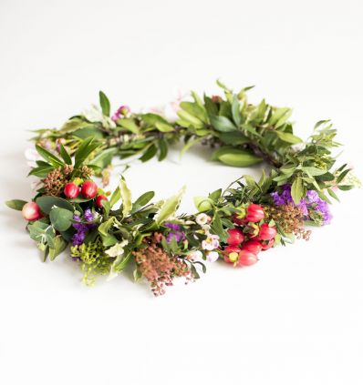 Coronita con flores silvestres