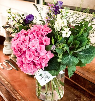 Jarrón con flor de temporada