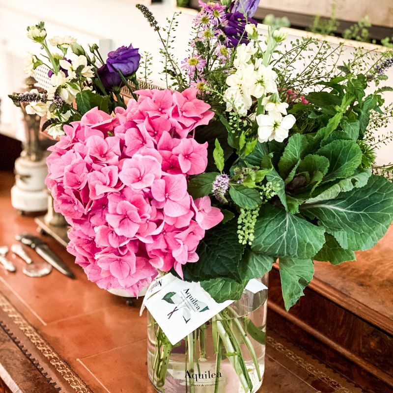 Jarrón con flor de temporada