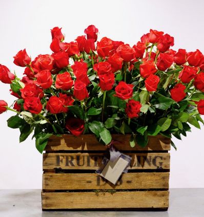 Cajón con Rosas Rojas