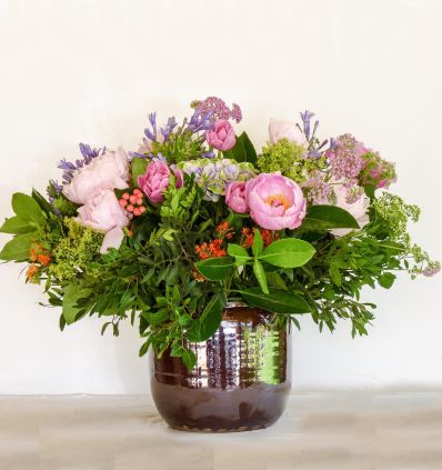 Cerámica marron con flores