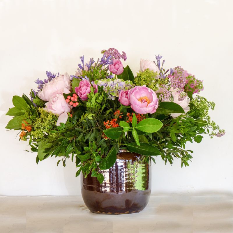 Cerámica marron con flores